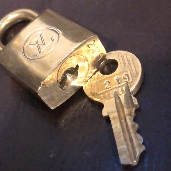 Vintage LV Louis Vuitton Padlock Lock & Key 219 - Picture 4 of 16